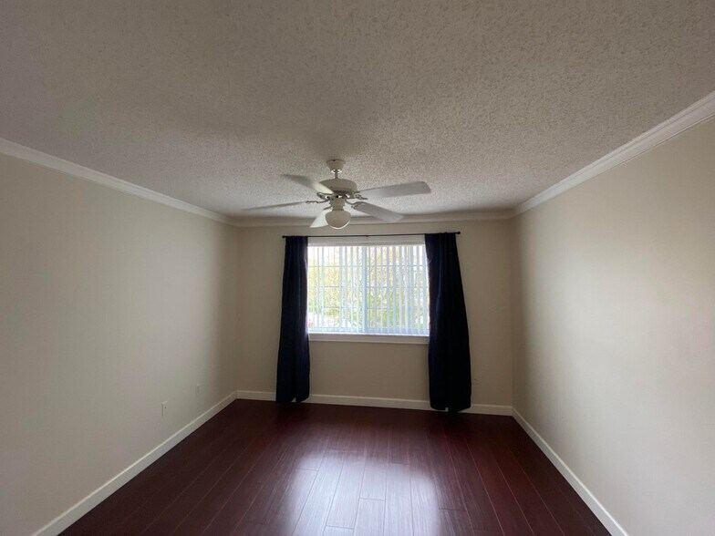 Building Photo - 1100 Crestwood Ct S