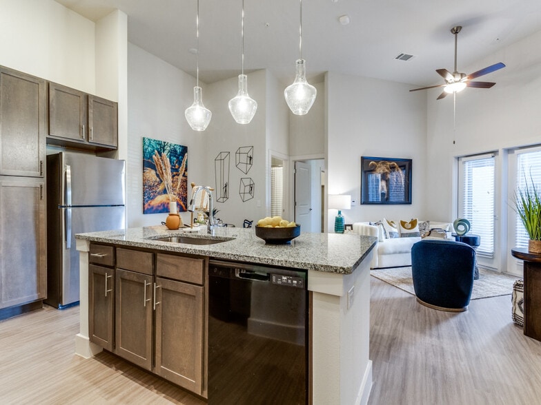 Building Photo - Palladium Carver Living