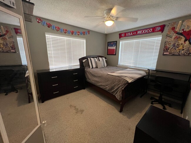 Building Photo - Charming 3-Bed, 2.5-Bath Home with Cozy Fi...
