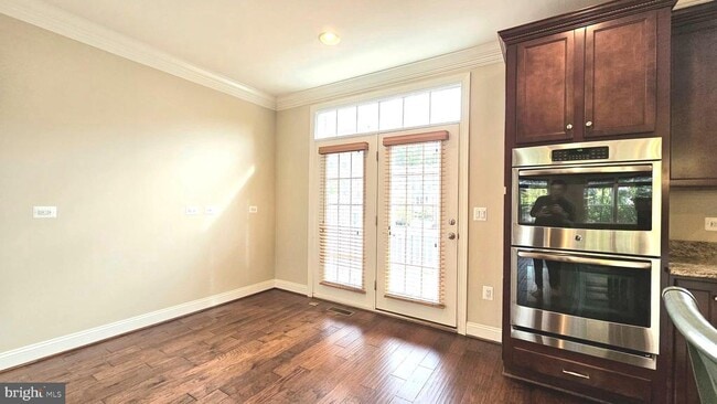 Building Photo - 10607 School St