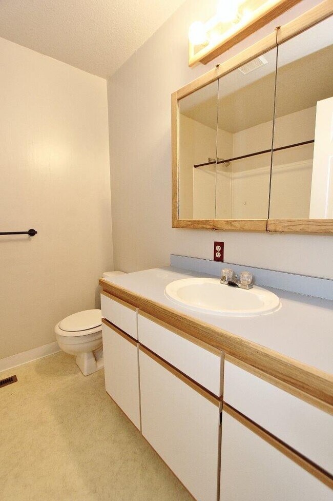 Building Photo - 1563 Sunset Dr