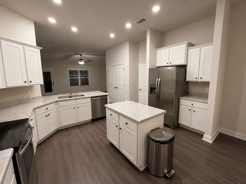 Building Photo - 23257 Ridgewood Dr
