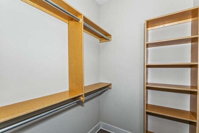 Building Photo - Gorgeous Town Home with Garage & Fenced Ya...