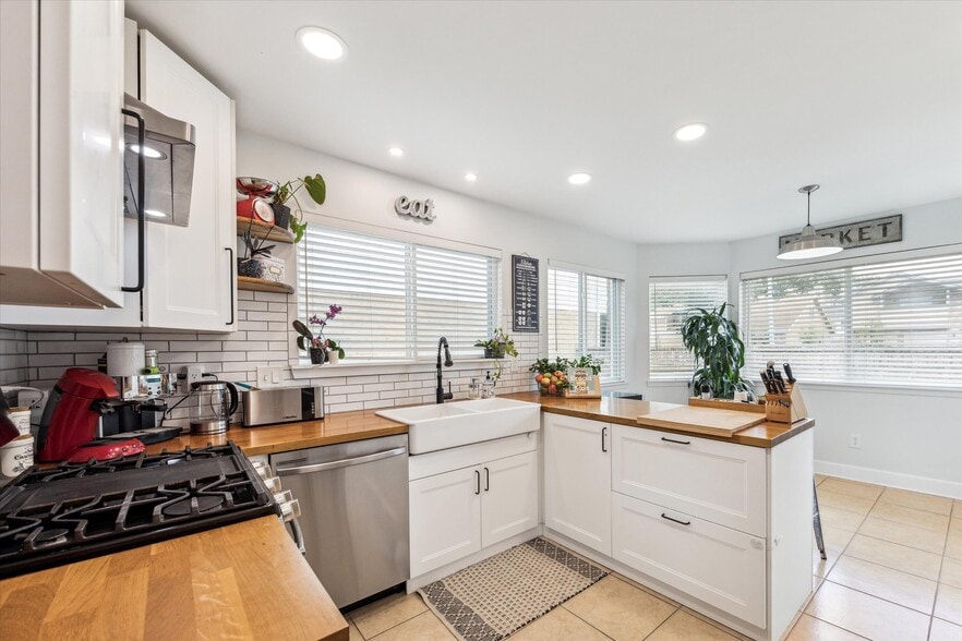 Fully renovated kitchen - view 1 - 13511 Windchase Ct