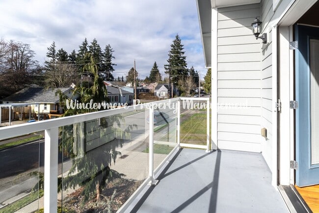 Building Photo - Beautifully Remodeled 2 bedroom in convenient location, private balcony, over sized garage, A/C a...