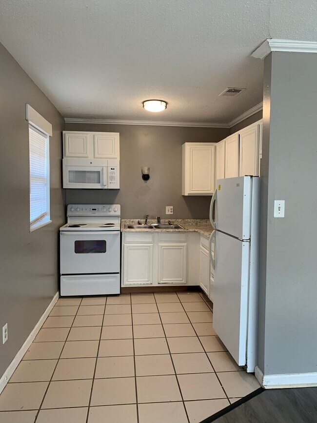 Building Photo - 1810 Fairlane- 2 Units