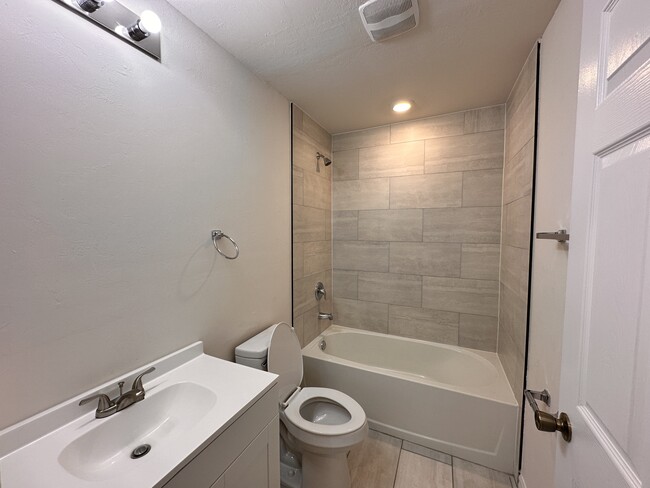 Building Photo - 1449 SE 10th Terrace