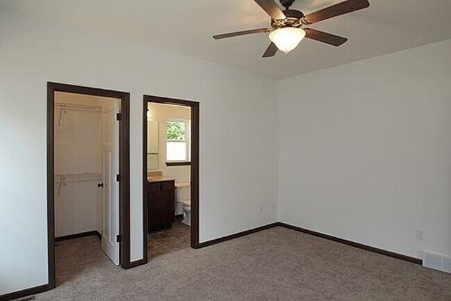 Building Photo - 4 Bedroom Home in Mackinaw Village