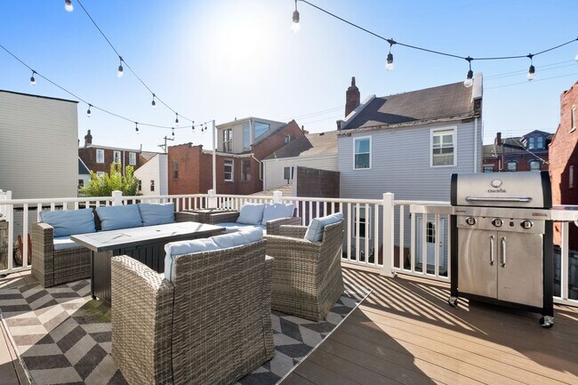 Building Photo - Luxury 3-Bedroom, 4-Bathroom House in Sout...