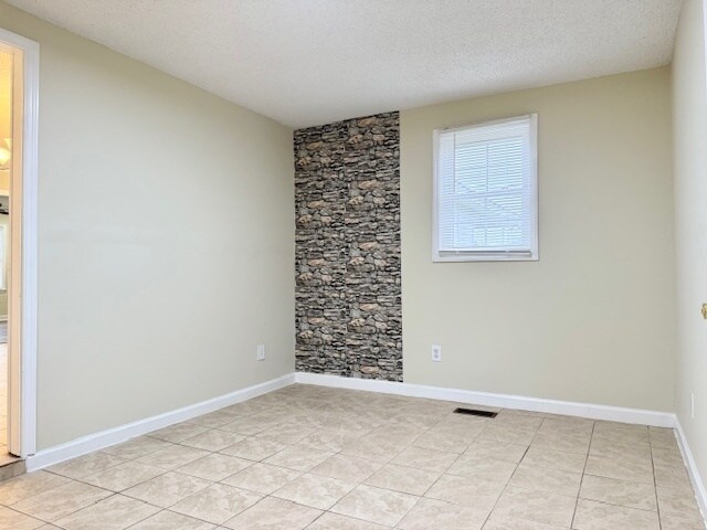 Building Photo - 2231 Willow Creek Rd