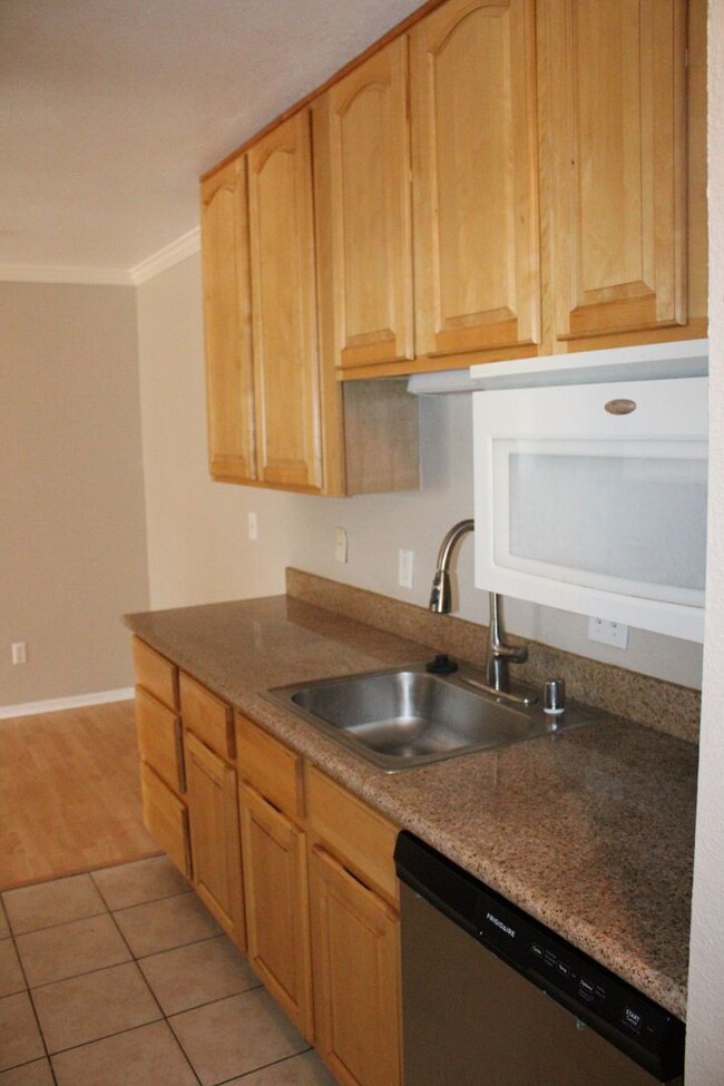 Building Photo - Updated, Upstairs 2 Bedroom, 2 Bathroom Co...