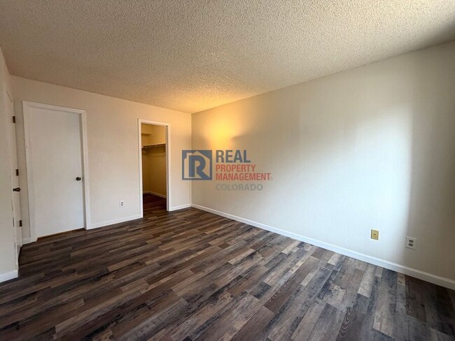 Building Photo - 1075 S Elkhart Way