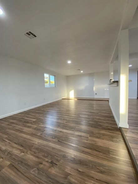 Building Photo - 2533 S Olivia Ave