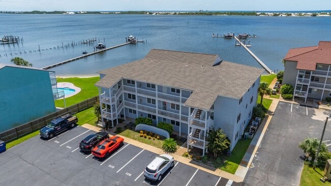 Building Photo - Waterfront Condo!