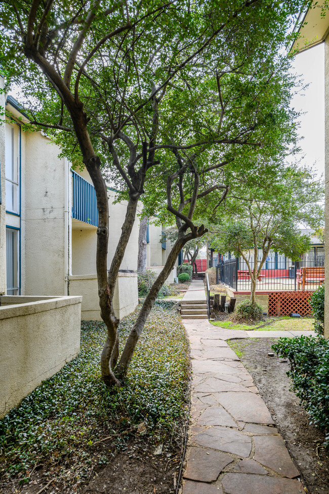 Building Photo - 7145 Fair Oaks Ave