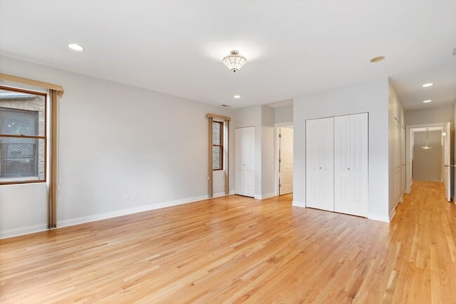 Building Photo - 516 N Claremont Ave