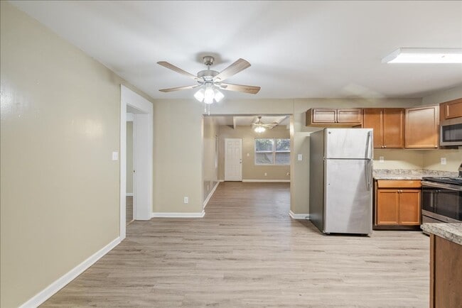 Building Photo - 207 Iris Cir