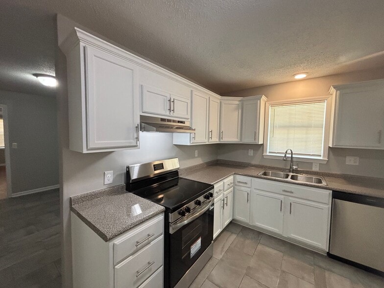 Building Photo - 4960 Sherry Dr