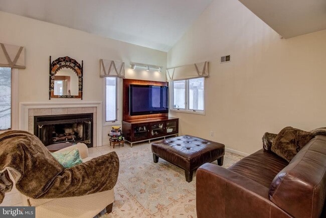 Building Photo - 307 Sayre Dr