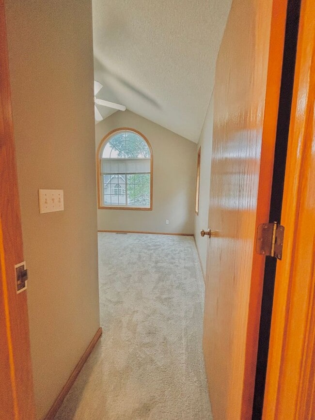 Building Photo - Gorgeous 3 Bedroom 4 Bath End Unit in Eagan