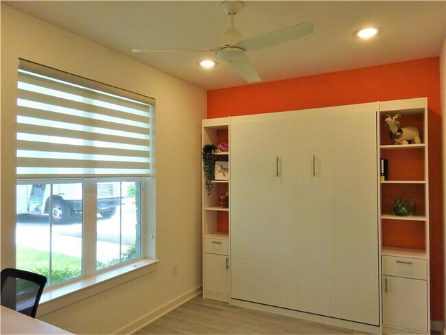 Building Photo - Gorgeous Condo in Desirable East Austin Lo...