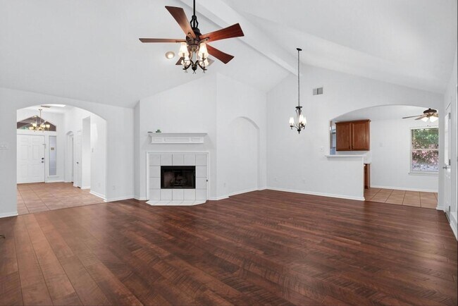 Building Photo - 1402 Club Chase Dr