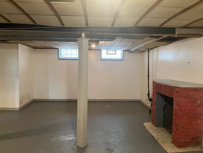 Building Photo - Lovely updated 3 bedroom house