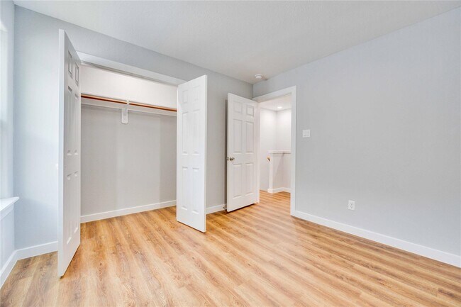 Building Photo - 6004 Wedgefield St