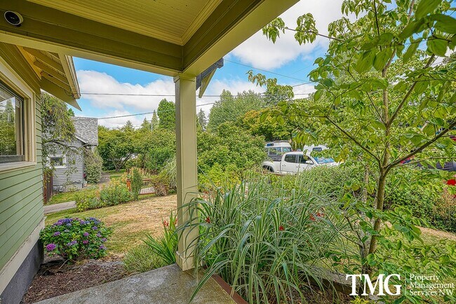 Building Photo - 3 BD SW Portland Home Near Multnomah Village