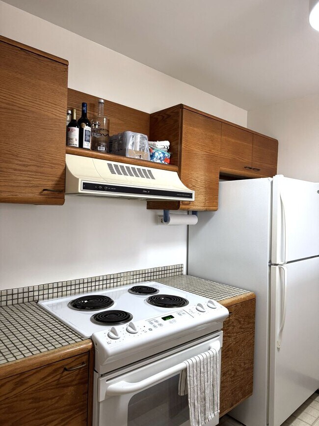 Building Photo - Honolulu Tower - One bedroom unit with par...
