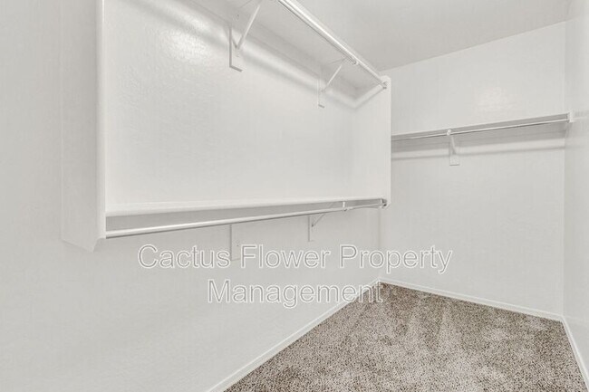 Building Photo - 2544 E Vermont Dr