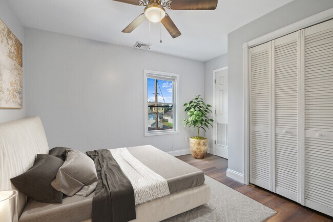 Building Photo - 1202 W Elm St