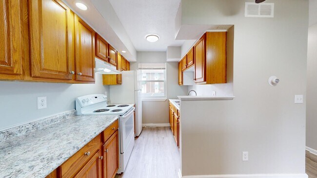 Building Photo - 3 Bedroom/1 bathroom renovated townhouse.