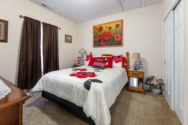 Building Photo - Available for a 6 month lease term!