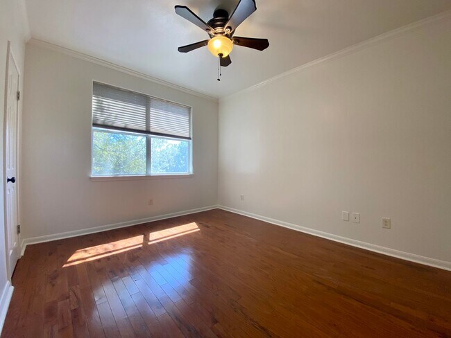 Building Photo - 3 Bedroom Townhouse Condo-North Austin!