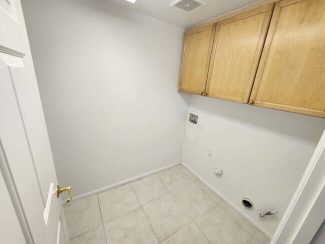 Building Photo - Gorgeous 3Bed/2.5 Bath home- located in N. Summerlin gated Community