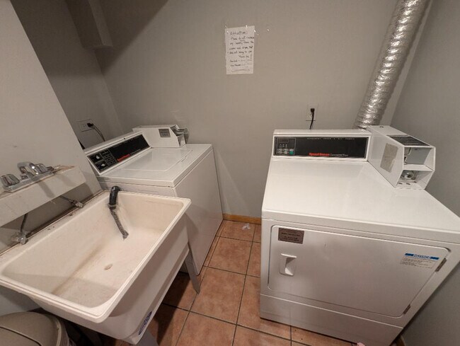 Building Photo - 5858 W 87th St