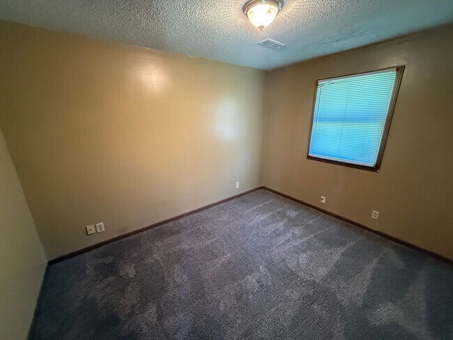 Building Photo - 2BR/1BA | Newly Renovated Unit | 1-Car Covered Parking | In Blue Springs!