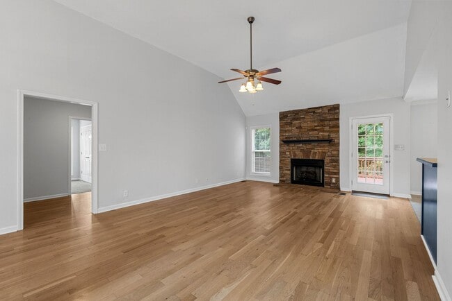 Building Photo - 3 Bedroom 3 Bath Pet Friendly Home For Ren...