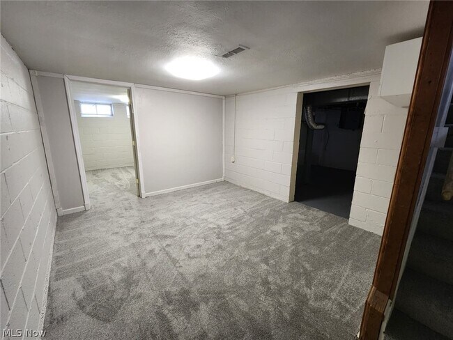 Building Photo - 2413 Elmdale Rd
