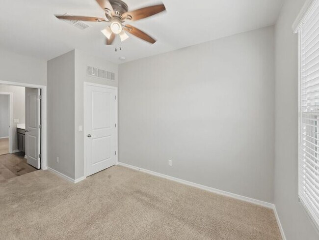 Building Photo - Spacious 4 Bedroom, 3 Bathroom home in Litchfield Park!
