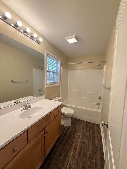 Main Bathroom - 905 Cedar St