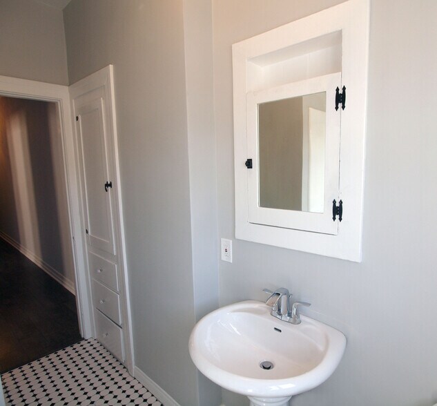 Building Photo - 517 N Spaulding Ave