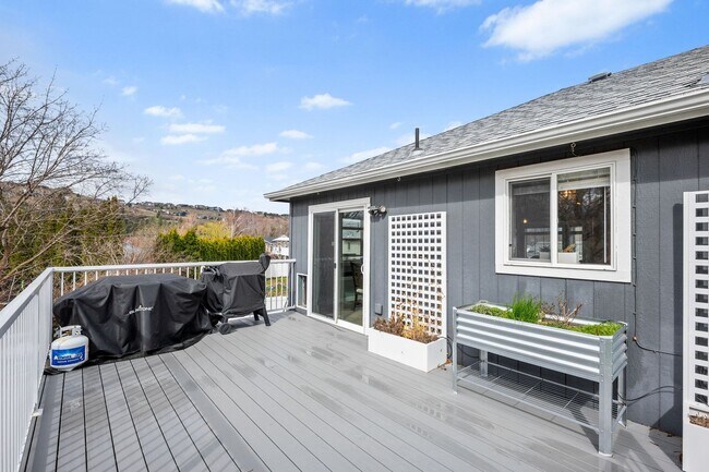 Building Photo - Gorgeous Liberty Lake 5 Bedroom Home!