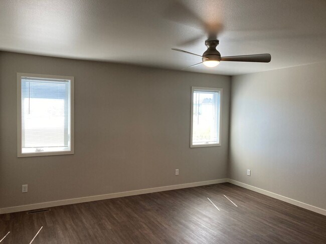 Building Photo - 4 Bed 3 Bath Twin Home
