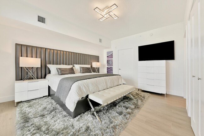 Building Photo - 111 SE 1st Ave