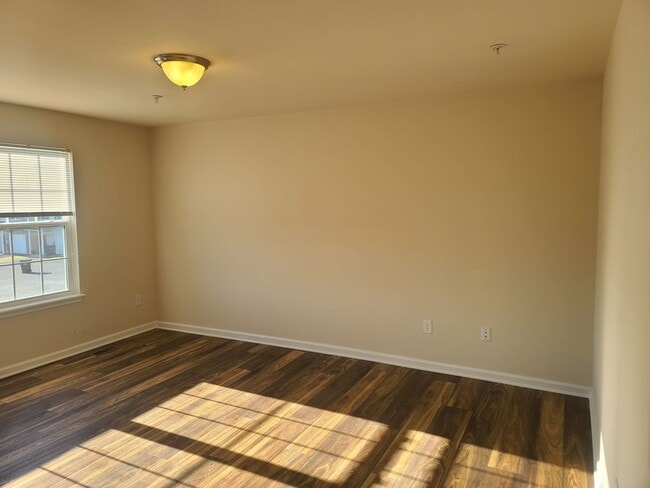 Building Photo - 3 Bedroom 2 1/2 bath ** End Unit** Townhome for Rent in Waynesboro