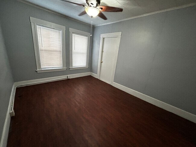 Building Photo - MOVE IN READY! $1400 - Studio / 1 Bath Apartment in Downtown Manchester with All Utilities Included