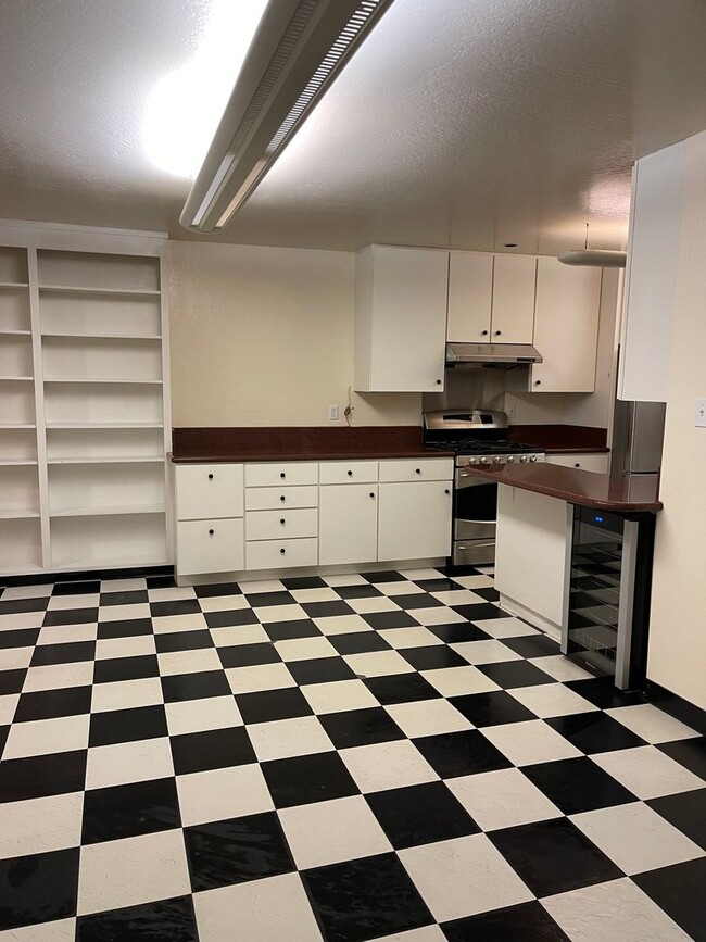 Building Photo - 8311 Buckingham Dr