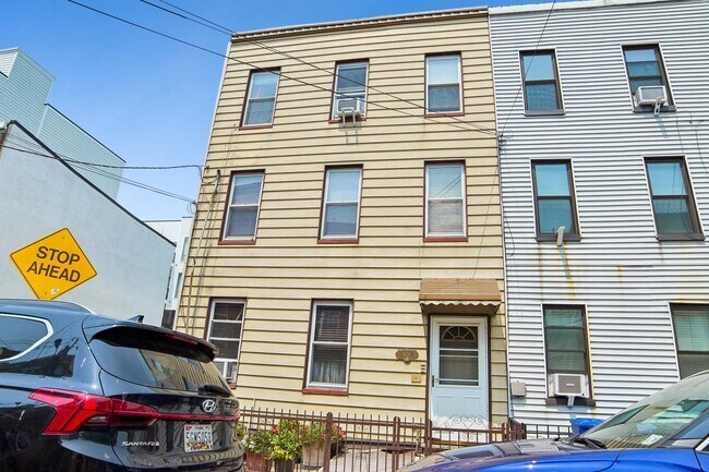 Building Photo - 438 2nd St